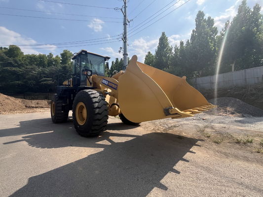 Un gros chargeur avant avec une boîte de vitesses pour une mine lourde.